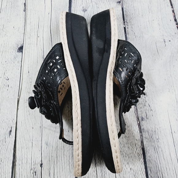 CLARKS | Artisan leather flower detail thong flipflop sandals - Picture 3 of 9